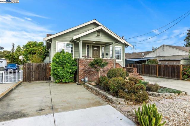 1672 Crescent Avenue, Castro Valley CA: https://media.crmls.org/mediaz/d23032ca-eef2-456d-b018-143d69955702.jpg