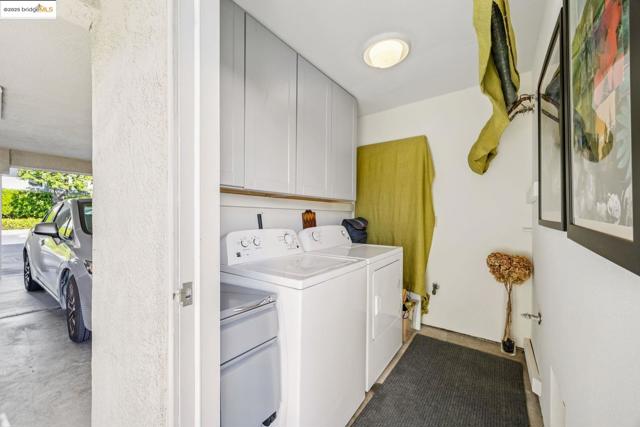 40 Spy Glass Hill, Oakland CA: https://media.crmls.org/mediaz/d230389c-c665-4d72-bf32-aae30dd12167.jpg