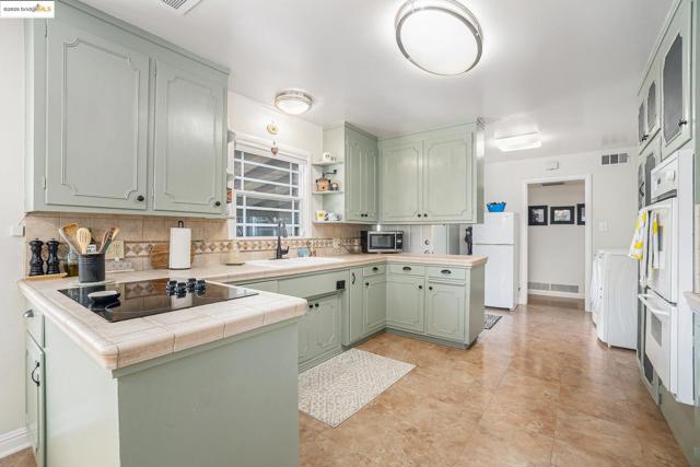 210 Delta Ave, Brentwood CA: https://media.crmls.org/mediaz/d230512e-16c7-43e8-82e0-94502bdc6cf3.jpg