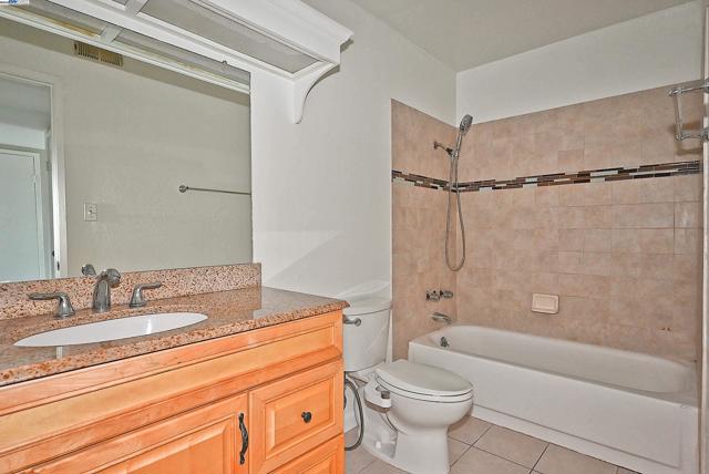 19100 Crest Ave, Castro Valley CA: https://media.crmls.org/mediaz/d23060ca-85cf-4ce9-92aa-cbbeb6b49acd.jpg