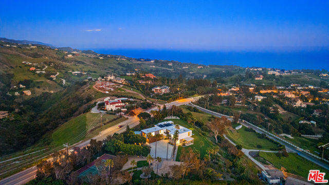 5601 Kanan Dume Road, Malibu CA: https://media.crmls.org/mediaz/d2307370-7e6e-4959-b4f0-a06530334a33.jpg