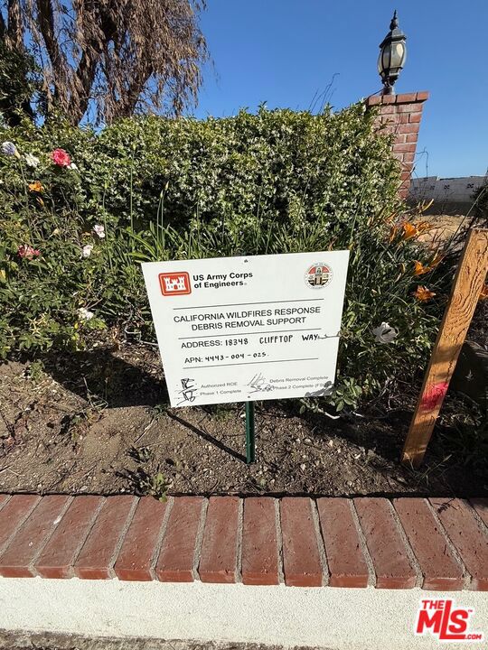 18348 Clifftop Way, Malibu CA: https://media.crmls.org/mediaz/d2308358-b1f7-4d15-b667-9e3b4aac9418.jpg