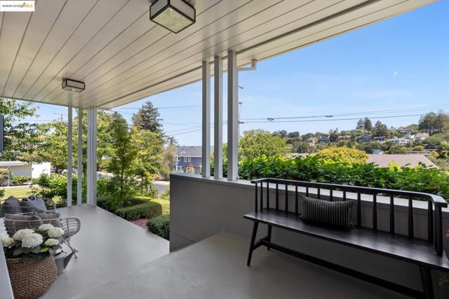 412 Scenic Avenue, Piedmont CA: https://media.crmls.org/mediaz/d230d5d0-ed9d-4d77-93be-6cdb3108e8ff.jpg