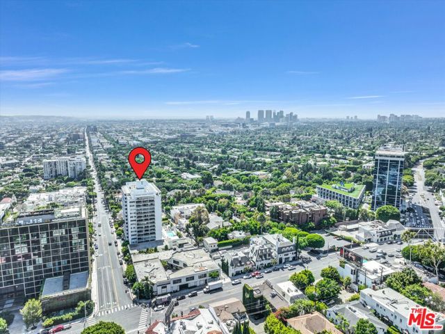 999 N Doheny Drive, West Hollywood CA: https://media.crmls.org/mediaz/d2316627-3003-4dd2-92ba-786a73dfd171.jpg