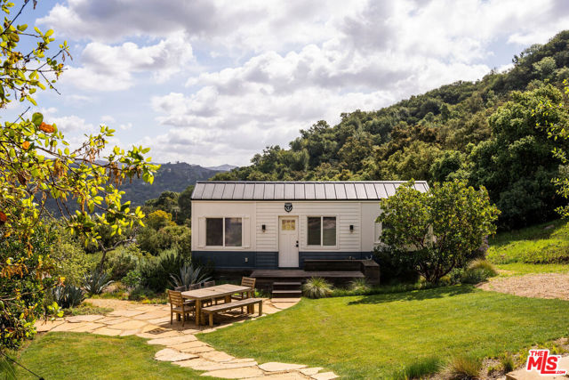 22575 Monte Vista Drive, Topanga CA: https://media.crmls.org/mediaz/d231b6e4-f3ec-4541-b9c2-32db53cf5dc8.jpg