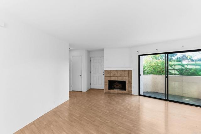 Detail Gallery Image 4 of 34 For 8427 via Mallorca #115,  La Jolla,  CA 92037 - 2 Beds | 2/1 Baths