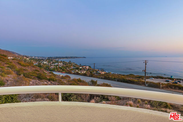 32215 Pacific Coast Highway, Malibu CA: https://media.crmls.org/mediaz/d232606f-9b40-45d9-9601-8afe0255554b.jpg