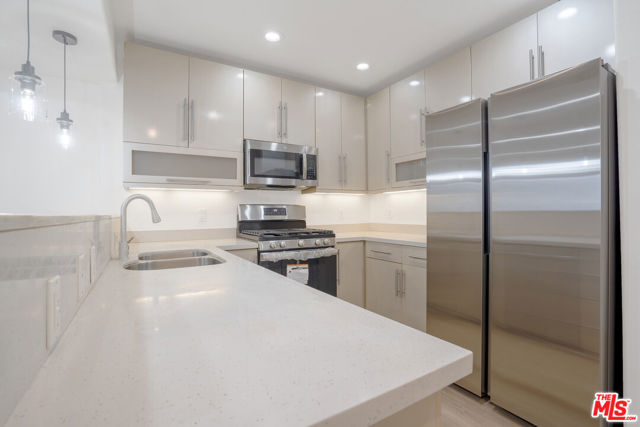 733 S Manhattan Place, Los Angeles CA: https://media.crmls.org/mediaz/d233177e-8aa7-4370-9eac-d4d1a810f12b.jpg