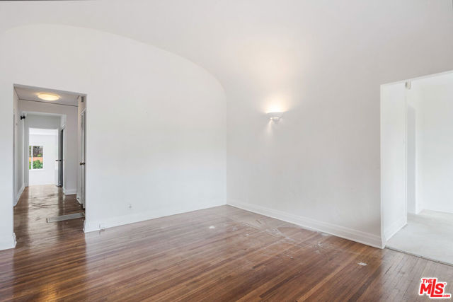 127 S Carson Road, Beverly Hills CA: https://media.crmls.org/mediaz/d233850d-cccb-485a-952e-533d423a5b71.jpg