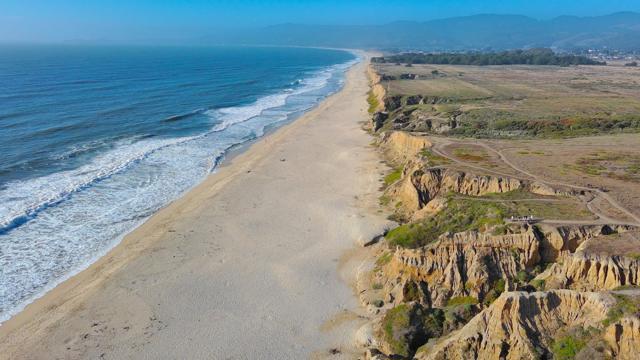 575 Dolores Avenue, Half Moon Bay CA: https://media.crmls.org/mediaz/d233ed1b-54b0-48ad-b987-6baa5301ca84.jpg