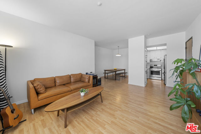 533 S St Andrews Place, Los Angeles CA: https://media.crmls.org/mediaz/d233f41a-2c6f-416c-8edf-6bbc50ddbad7.jpg