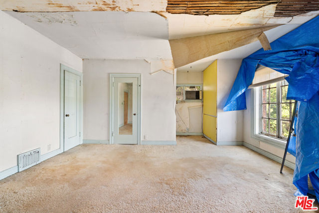 443 S June Street, Los Angeles CA: https://media.crmls.org/mediaz/d2361d01-2c0e-4e9f-b0a9-980edc1a1441.jpg