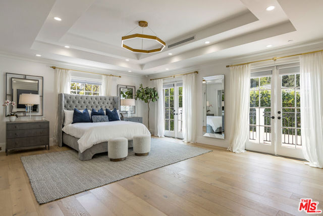 9885 Carmelita Avenue, Beverly Hills CA: https://media.crmls.org/mediaz/d2371d84-2983-48ab-a9a8-fc67ef97d63d.jpg
