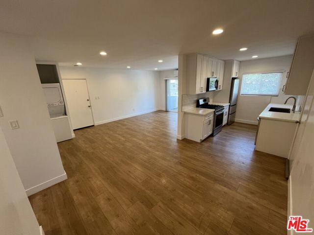 561 N Sweetzer Avenue, West Hollywood CA: https://media.crmls.org/mediaz/d2386cd4-3053-4659-a2f0-3a73b70643ea.jpg