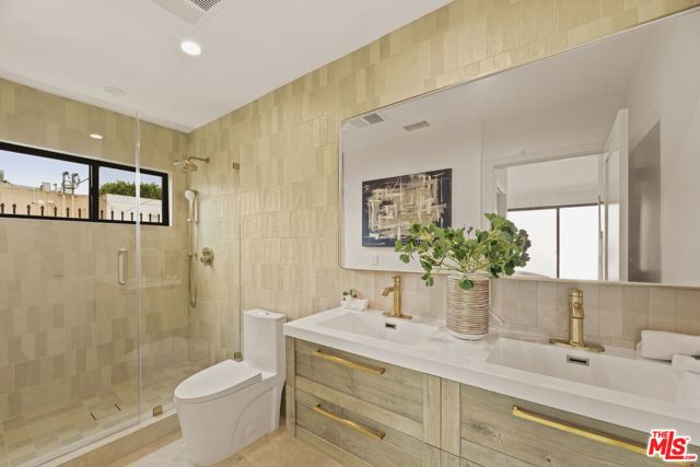 2370 Kelton Avenue, Los Angeles CA: https://media.crmls.org/mediaz/d23be282-af86-42cb-897c-c1200088dc19.jpg