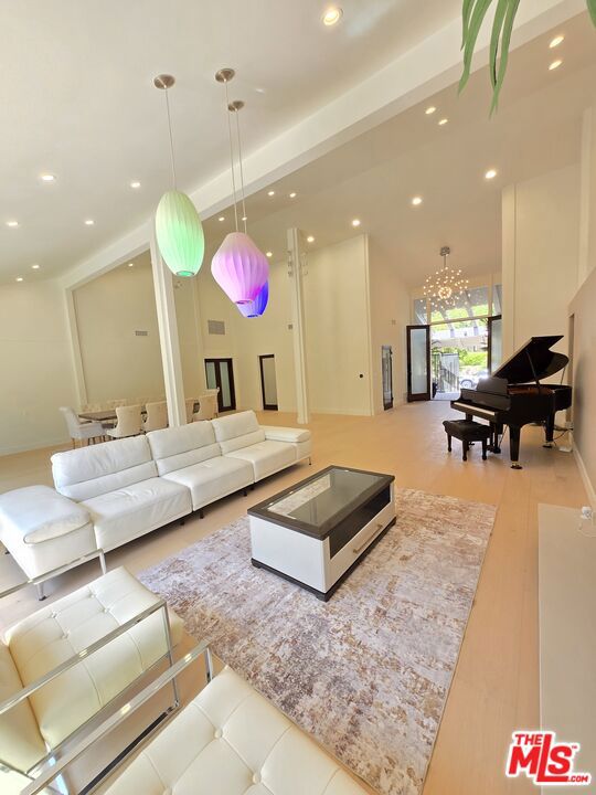 16544 Park Lane Circle, Los Angeles CA: https://media.crmls.org/mediaz/d23d2468-f2b4-4643-8e98-9131d5d9b2fd.jpg