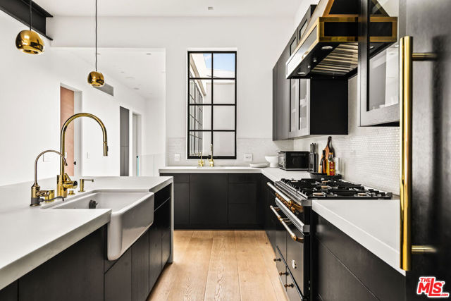 1346 Abbot Kinney Boulevard, Venice CA: https://media.crmls.org/mediaz/d23d2ad6-f1b8-4b76-909a-c21bad04d991.jpg