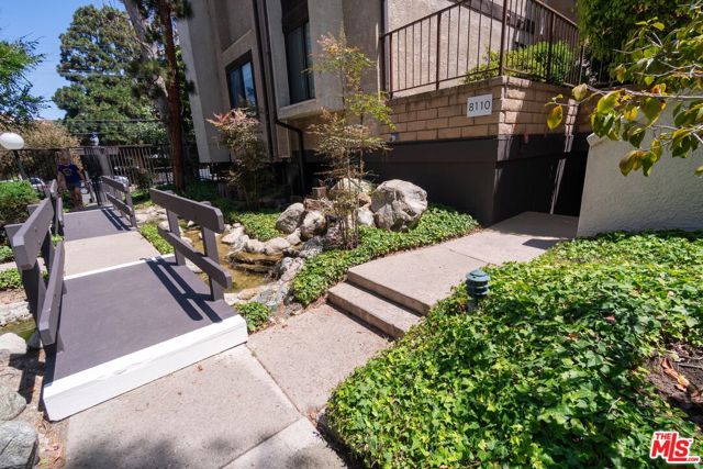 8110 Manitoba Street, Playa del Rey CA: https://media.crmls.org/mediaz/d23d7255-f4b4-491b-9faf-8e96a3b9680d.jpg