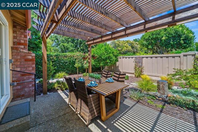672 Savoy Ct, Walnut Creek CA: https://media.crmls.org/mediaz/d23dca18-ea93-4a03-8915-a7c5c67b64b2.jpg