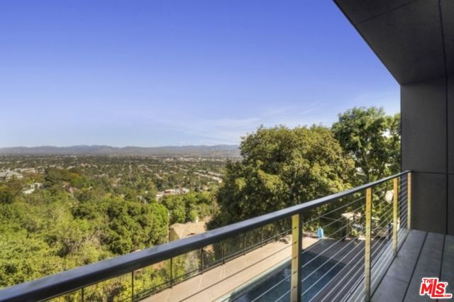 11462 LAURELCREST Road, Studio City CA: https://media.crmls.org/mediaz/d23dcc6c-43e2-4233-939b-662d5468cf5e.jpg