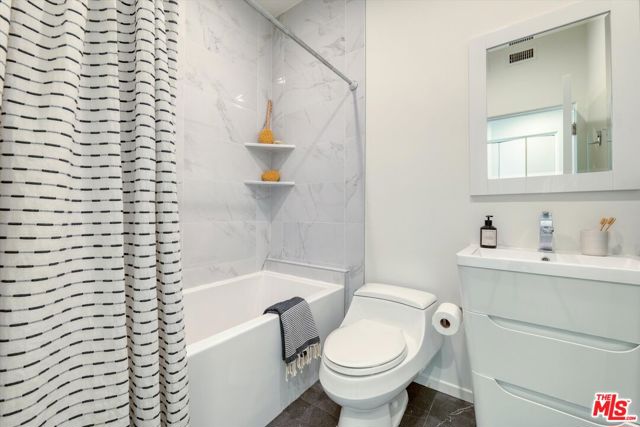 833 17th Street, Santa Monica CA: https://media.crmls.org/mediaz/d23f8dfc-440a-4a05-bd02-f3e035a380bf.jpg