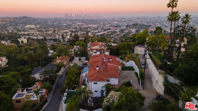4733 Bonvue Avenue, Los Angeles CA: https://media.crmls.org/mediaz/d23fa4e6-f9d2-43eb-876e-4599c9d87e70.jpg