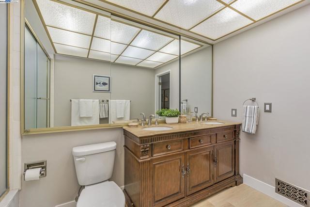 36 Barcelona Ct, Danville CA: https://media.crmls.org/mediaz/d2403a3b-0063-470c-a36f-9c351dbf099a.jpg
