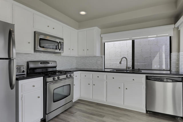 2545 Miramonte W Circle, Palm Springs CA: https://media.crmls.org/mediaz/d2411724-d44d-4c95-921d-5cafb1f771f4.jpg