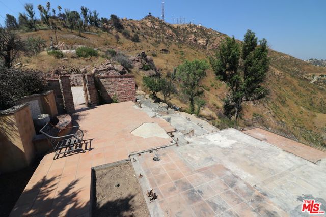 24734 W Saddle Peak Road, Malibu CA: https://media.crmls.org/mediaz/d241b08d-3864-4e67-936a-a8bb4fd6c076.jpg