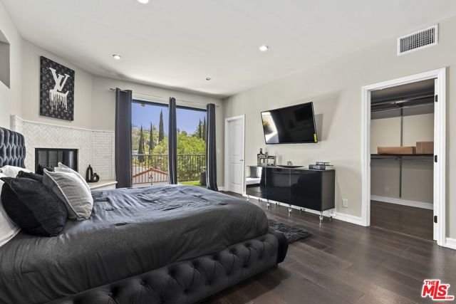 5940 Manola Way, Los Angeles CA: https://media.crmls.org/mediaz/d2423389-8e2a-4a7a-8303-24d569db84fa.jpg