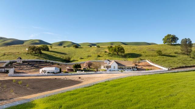 54800 Lonoak Road, King City CA: https://media.crmls.org/mediaz/d2431e8a-b48f-41b4-a47c-6654cb8a477f.jpg