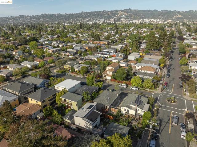 2516 Mathews St, Berkeley CA: https://media.crmls.org/mediaz/d243258a-293d-451f-9569-c9a2c1bd6275.jpg