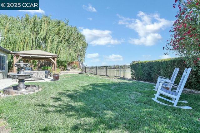 2560 Risebridge Ct, Brentwood CA: https://media.crmls.org/mediaz/d2441b1c-f0ce-4b1d-9173-4318a09b3638.jpg