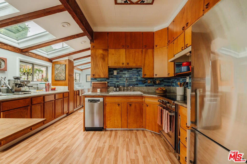 https://media.crmls.org/mediaz/d2443fd8-faee-4ed9-8f53-57cc32b9a280.jpg?preset=X-Large
