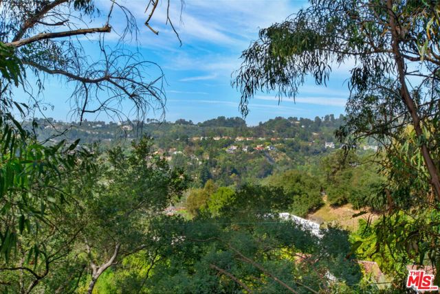 9669 Oak Pass Road, Beverly Hills CA: https://media.crmls.org/mediaz/d2444a7d-dfe5-40b1-add1-89fc073b0a8c.jpg