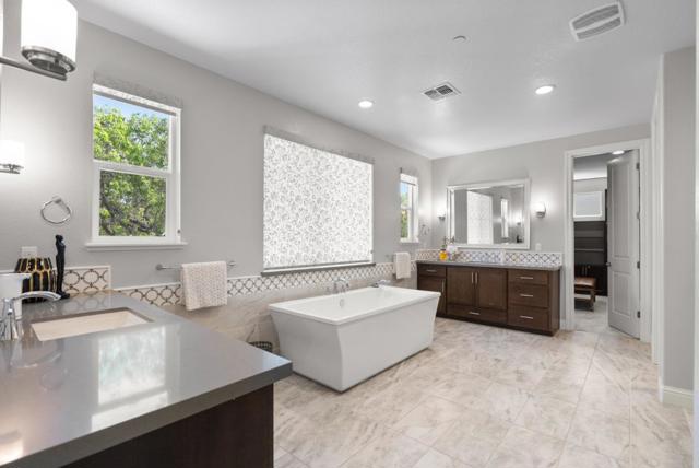 6573 Purple Crab Drive, Newark CA: https://media.crmls.org/mediaz/d244f505-dcb7-46fc-aad3-f7cfc3c39c92.jpg