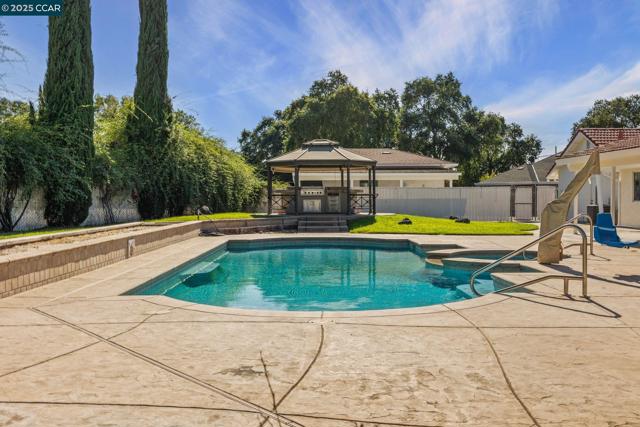 9822 Doyle Ct, Stockton CA: https://media.crmls.org/mediaz/d2458063-a014-4222-ac2b-e1d05fa95b9e.jpg