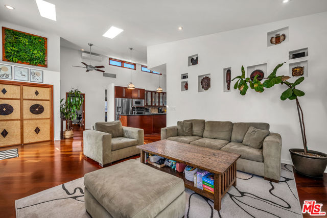 4450 Campbell Drive, Los Angeles CA: https://media.crmls.org/mediaz/d245b322-d692-4948-a1e2-fbd8eceec47e.jpg