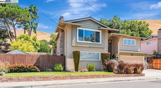 32072 Chicoine Ave, Hayward CA: https://media.crmls.org/mediaz/d2468a64-6731-4f69-be3a-add3526a8c81.jpg