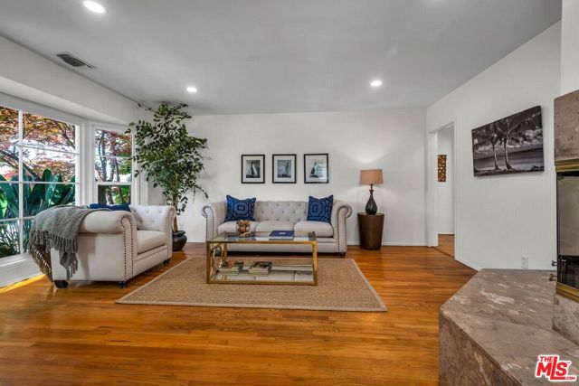 5392 Janisann Avenue photo 4