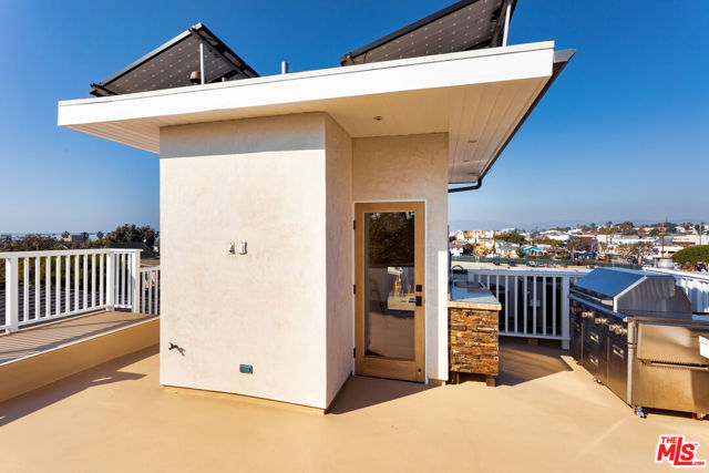 702 Pacific Ave., Venice CA: https://media.crmls.org/mediaz/d246d24a-794f-4cf0-83a2-e21575ab64d0.jpg