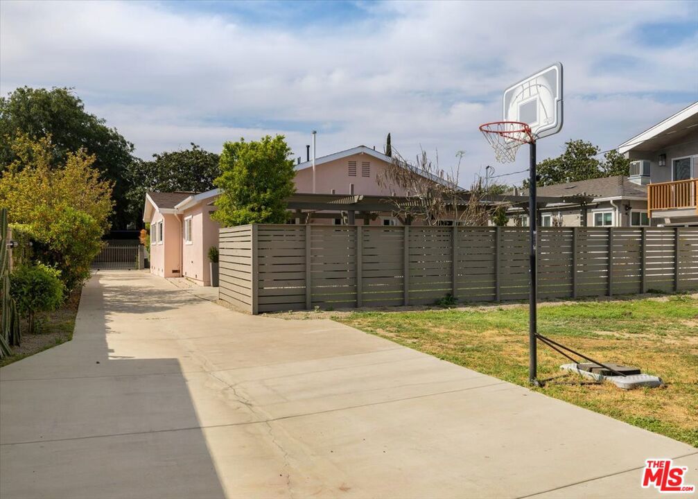 https://media.crmls.org/mediaz/d246f7cd-ce8b-4d72-b988-a25d70616d86.jpg?preset=X-Large