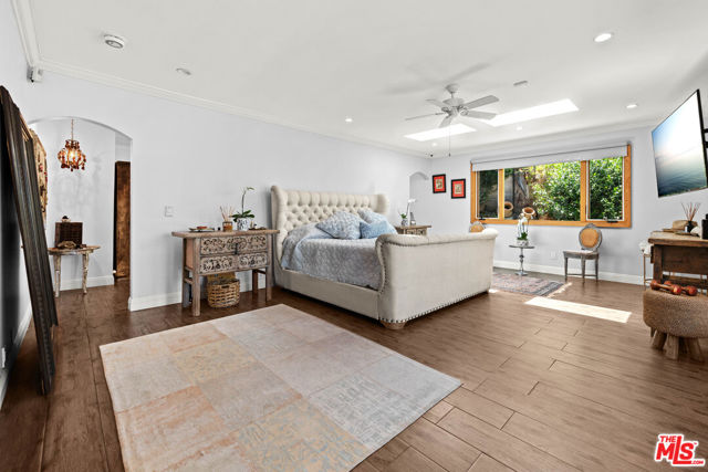 16582 Calneva Drive, Encino CA: https://media.crmls.org/mediaz/d247c735-3ff9-477f-a057-246dd22efa10.jpg