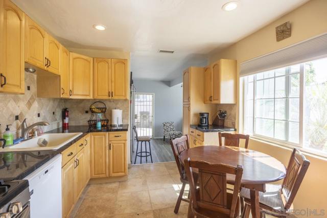 4033 Loma Alta Dr, San Diego CA: https://media.crmls.org/mediaz/d24877a4-2b62-4611-a2ff-4f5a276bb3fb.jpg