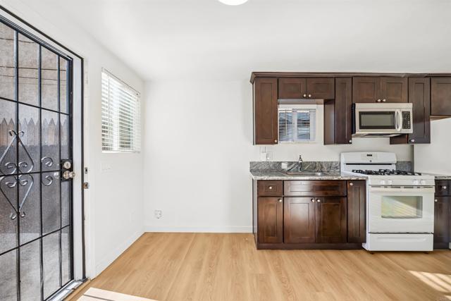 4130 1/2 Cherokee Avenue, San Diego CA: https://media.crmls.org/mediaz/d2491e9e-a70d-48dc-b4aa-8a78b951ca1a.jpg