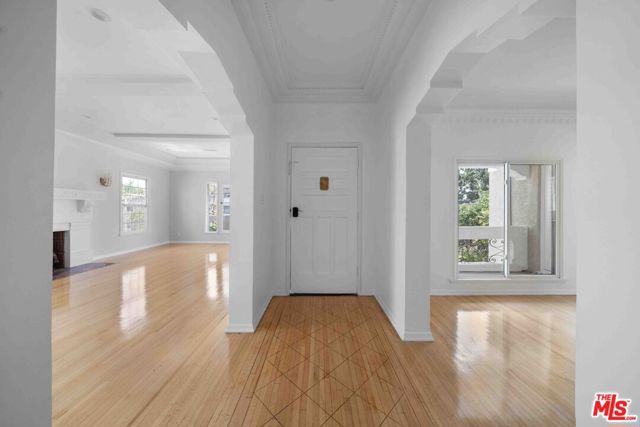 865 S Lucerne Boulevard, Los Angeles CA: https://media.crmls.org/mediaz/d249d7c4-6179-461f-a178-da628d6e0d58.jpg