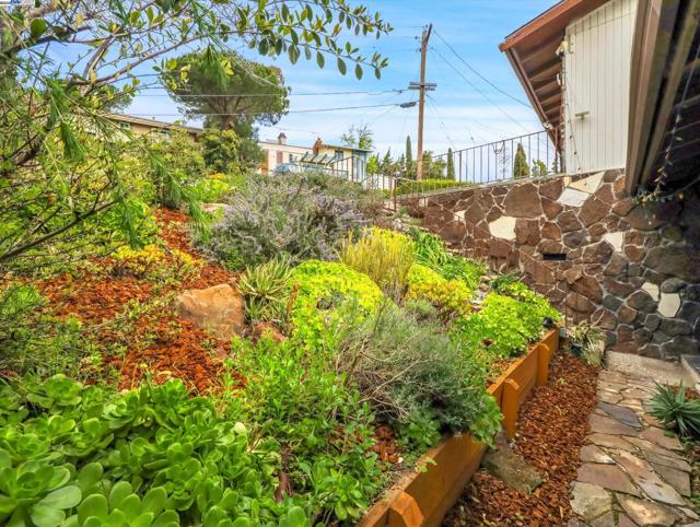 Image 38 of 60 For 2755 Sheffield Pl