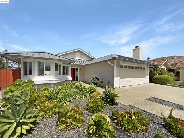 2579 Bishop Ave, Fremont CA: https://media.crmls.org/mediaz/d24aafed-5eb2-4b49-b8fc-a81078cef169.jpg