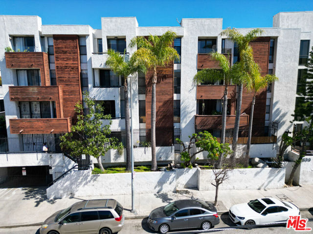 630 N Grand Avenue, Los Angeles CA: https://media.crmls.org/mediaz/d24b060a-b79a-4e54-adde-a4fd54c68e63.jpg