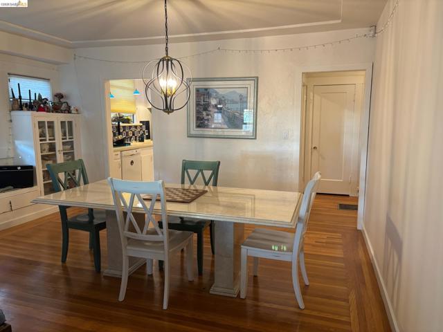 1024 Elsinore Ave, Oakland CA: https://media.crmls.org/mediaz/d24bdc34-a154-44c6-a4f3-53396ac5faf4.jpg